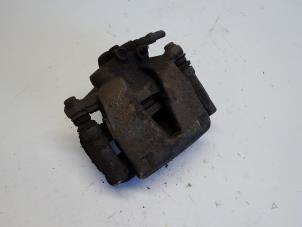 Gebruikte Remklauw (Tang) links-voor Opel Corsa D 1.4 16V Twinport Prijs € 15,75 Margeregeling aangeboden door Reclycar De Boer BV