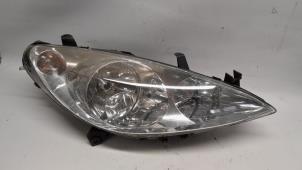 Gebruikte Rechter Koplamp Peugeot 307 SW (3H) 1.6 16V Prijs € 52,50 Margeregeling aangeboden door Reclycar De Boer BV