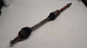 Gebruikte Aandrijfas rechts-voor Renault Captur (2R) 0.9 Energy TCE 12V Prijs € 78,75 Margeregeling aangeboden door Reclycar De Boer BV