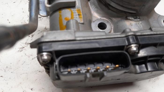 Gasklephuis van een Honda Insight (ZE2) 1.3 16V VTEC 2010