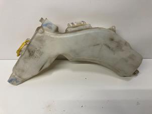 Gebruikte Ruitensproeiertank voor Fiat Freemont 2.0 MultiJet 170 16V Prijs € 21,00 Margeregeling aangeboden door Reclycar De Boer BV