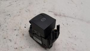 Gebruikte Handrem schakelaar Renault Scénic III (JZ) 1.6 16V Prijs € 15,75 Margeregeling aangeboden door Reclycar De Boer BV