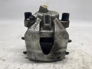 Gebruikte Remklauw (Tang) rechts-voor Skoda Kamiq 1.0 TSI 12V Prijs € 26,25 Margeregeling aangeboden door Reclycar De Boer BV