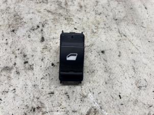 Gebruikte Schakelaar Elektrisch Raam Citroen C3 Aircross I (2C/2R) 1.2 e-THP PureTech 110 Prijs € 15,75 Margeregeling aangeboden door Reclycar De Boer BV