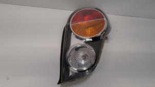 Gebruikte Achterlicht rechts Chevrolet Spark (M300) 1.0 16V Prijs € 52,50 Margeregeling aangeboden door Reclycar De Boer BV