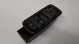 Gebruikte Raam schakelaar elektrisch Ford Fiesta 6 (JA8) 1.25 16V Prijs € 36,75 Margeregeling aangeboden door Reclycar De Boer BV