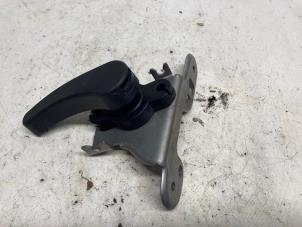 Gebruikte Motorkap hendel Skoda Kamiq 1.0 TSI 12V Prijs € 15,75 Margeregeling aangeboden door Reclycar De Boer BV