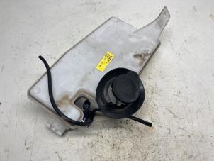 Gebruikte Ruitensproeiertank voor Dacia Jogger 1.0 TCe 100 Bi-Fuel , ECO-G 12V Prijs € 31,50 Margeregeling aangeboden door Reclycar De Boer BV