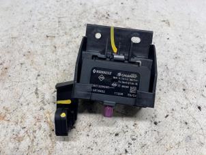 Gebruikte Antenne Dacia Sandero III 1.0 TCe 100 12V ECO-G Prijs € 36,75 Margeregeling aangeboden door Reclycar De Boer BV