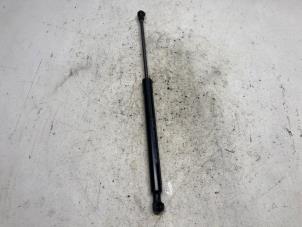 Gebruikte Kofferdekseldemper links-achter Dacia Sandero III 1.0 TCe 100 12V ECO-G Prijs € 36,75 Margeregeling aangeboden door Reclycar De Boer BV