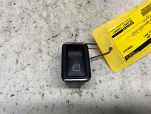 Gebruikte Ruit schakelaar elektrisch Mercedes C Estate (S204) 3.0 C-280 V6 24V Prijs € 26,25 Margeregeling aangeboden door Reclycar De Boer BV