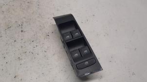 Gebruikte Elektrisch Raam Schakelaar Skoda Fabia III (NJ3) 1.2 TSI 16V Prijs € 36,75 Margeregeling aangeboden door Reclycar De Boer BV