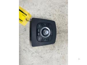 Gebruikte Bediening boordcomputer Renault Scénic III (JZ) 2.0 16V CVT Prijs € 52,50 Margeregeling aangeboden door Reclycar De Boer BV