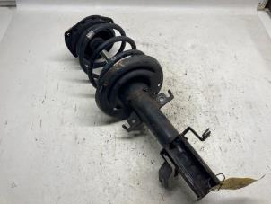 Gebruikte Schokdemper links-voor Renault Scénic III (JZ) 2.0 16V CVT Prijs € 36,75 Margeregeling aangeboden door Reclycar De Boer BV