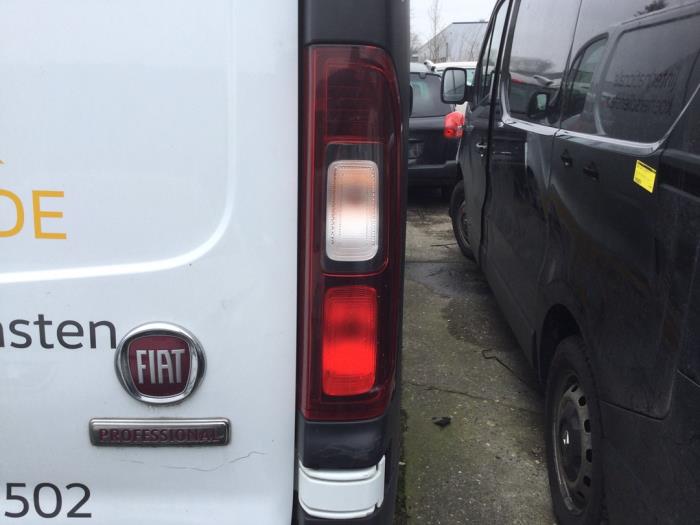 Achterlicht rechts van een Fiat Talento 1.6 MultiJet,EcoJet 95 2019