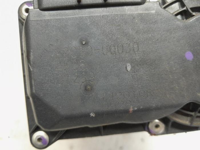 Gasklephuis van een Peugeot 108 1.0 12V 2015