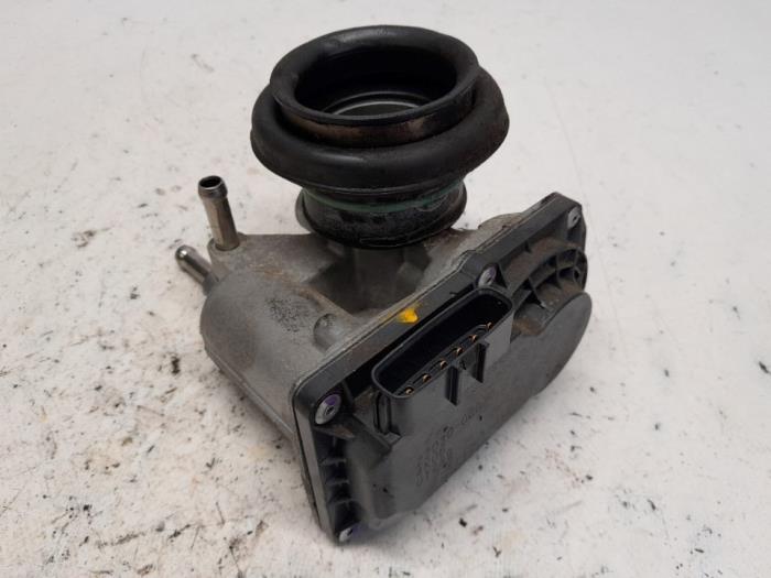 Gasklephuis van een Peugeot 108 1.0 12V 2015