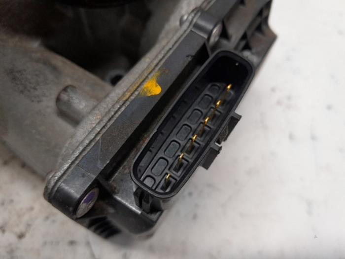 Gasklephuis van een Peugeot 108 1.0 12V 2015