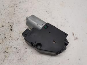 Gebruikte Schuifdak Motor Peugeot RCZ (4J) 1.6 16V THP Prijs € 105,00 Margeregeling aangeboden door Reclycar De Boer BV