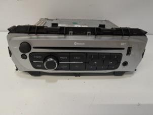Gebruikte Radio CD Speler Renault Twingo II (CN) 1.2 16V Prijs € 78,75 Margeregeling aangeboden door Reclycar De Boer BV
