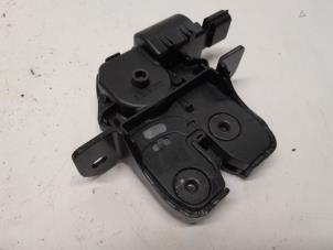 Gebruikte Slotmechaniek Achterklep Renault Twingo II (CN) 1.2 16V Prijs € 26,25 Margeregeling aangeboden door Reclycar De Boer BV