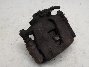 Gebruikte Remklauw (Tang) links-voor Opel Corsa D 1.4 16V Twinport Prijs € 26,25 Margeregeling aangeboden door Reclycar De Boer BV