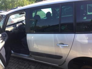 Gebruikte Portier 4Deurs links-achter Renault Espace (JK) 2.0 16V Prijs € 89,25 Margeregeling aangeboden door Reclycar De Boer BV