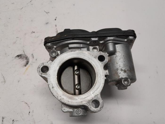 Gasklephuis van een Ford Fiesta 6 (JA8) 1.0 Ti-VCT 12V 65 2015