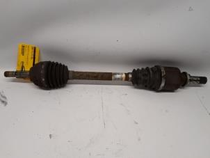 Gebruikte Aandrijfas links-voor Renault Clio III (BR/CR) 1.5 dCi 85 Prijs € 36,75 Margeregeling aangeboden door Reclycar De Boer BV