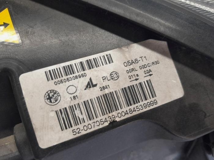 Koplamp links van een Alfa Romeo Giulietta (940) 1.4 TB 16V MultiAir 2016