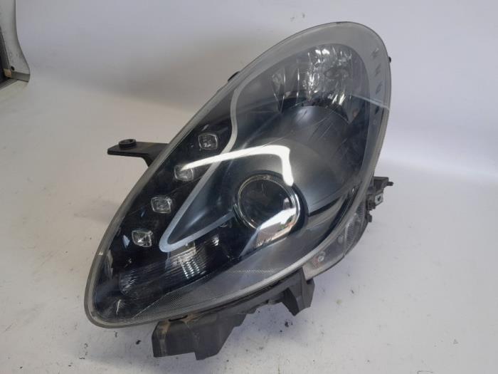 Koplamp links van een Alfa Romeo Giulietta (940) 1.4 TB 16V MultiAir 2016
