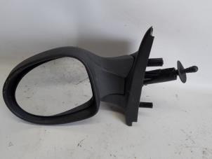 Gebruikte Spiegel Buiten links Renault Twingo II (CN) 1.2 Prijs € 26,25 Margeregeling aangeboden door Reclycar De Boer BV