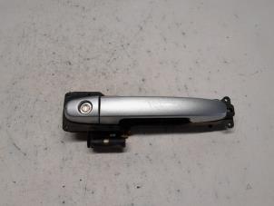 Gebruikte Portiergreep 4Deurs links-voor Toyota RAV4 (A2) 1.8 16V VVT-i 4x2 Prijs € 15,75 Margeregeling aangeboden door Reclycar De Boer BV