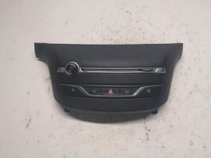 Gebruikte Radiobedienings paneel Peugeot 308 SW (L4/L9/LC/LJ/LR) 1.6 BlueHDi 120 Prijs € 47,25 Margeregeling aangeboden door Reclycar De Boer BV