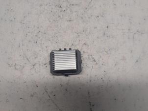 Gebruikte Kachel Weerstand Peugeot 108 1.0 12V Prijs € 21,00 Margeregeling aangeboden door Reclycar De Boer BV