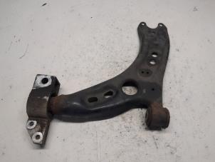 Gebruikte Draagarm onder links-voor Seat Leon (1P1) 1.2 TSI Prijs € 36,75 Margeregeling aangeboden door Reclycar De Boer BV