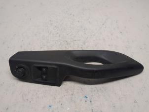 Gebruikte Ruit schakelaar elektrisch Opel Vivaro B 1.6 CDTI Biturbo 140 Prijs € 26,25 Margeregeling aangeboden door Reclycar De Boer BV