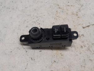 Gebruikte Bediening boordcomputer Peugeot 208 I (CA/CC/CK/CL) 1.2 Vti 12V PureTech 82 Prijs € 15,75 Margeregeling aangeboden door Reclycar De Boer BV