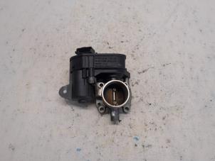 Gebruikte Gasklephuis Peugeot 2008 (CU) 1.2 Vti 12V PureTech 82 Prijs € 36,75 Margeregeling aangeboden door Reclycar De Boer BV