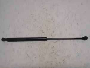 Gebruikte Kofferdekseldemper links-achter Dacia Sandero II 0.9 TCE 12V Prijs € 10,50 Margeregeling aangeboden door Reclycar De Boer BV