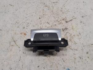 Gebruikte Handrem schakelaar Peugeot 308 (L3/L8/LB/LH/LP) 2.0 GT HDi, Blue HDi 16V Prijs € 21,00 Margeregeling aangeboden door Reclycar De Boer BV