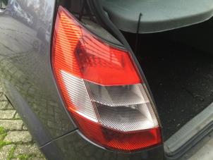 Gebruikte Achterlicht links Renault Scénic II (JM) 2.0 16V Prijs € 31,50 Margeregeling aangeboden door Reclycar De Boer BV