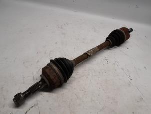 Gebruikte Aandrijfas links-voor Peugeot 207 SW (WE/WU) 1.4 16V Vti Prijs € 36,75 Margeregeling aangeboden door Reclycar De Boer BV