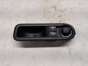 Gebruikte Ruit schakelaar elektrisch Renault Twingo II (CN) 1.2 16V Prijs € 31,50 Margeregeling aangeboden door Reclycar De Boer BV