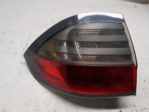 Gebruikte Achterlicht links Ford S-Max (GBW) 2.0 TDCi 16V 140 Prijs € 52,50 Margeregeling aangeboden door Reclycar De Boer BV