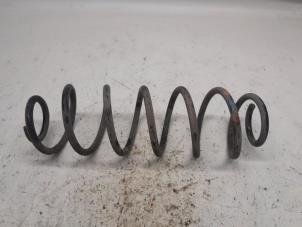 Gebruikte Schroefveer achter Peugeot 2008 (CU) 1.2 12V e-THP PureTech 110 Prijs € 13,13 Margeregeling aangeboden door Reclycar De Boer BV