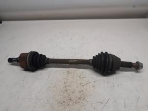 Gebruikte Aandrijfas links-voor Ford Fiesta 6 (JA8) 1.6 TDCi 16V ECOnetic Prijs € 36,75 Margeregeling aangeboden door Reclycar De Boer BV