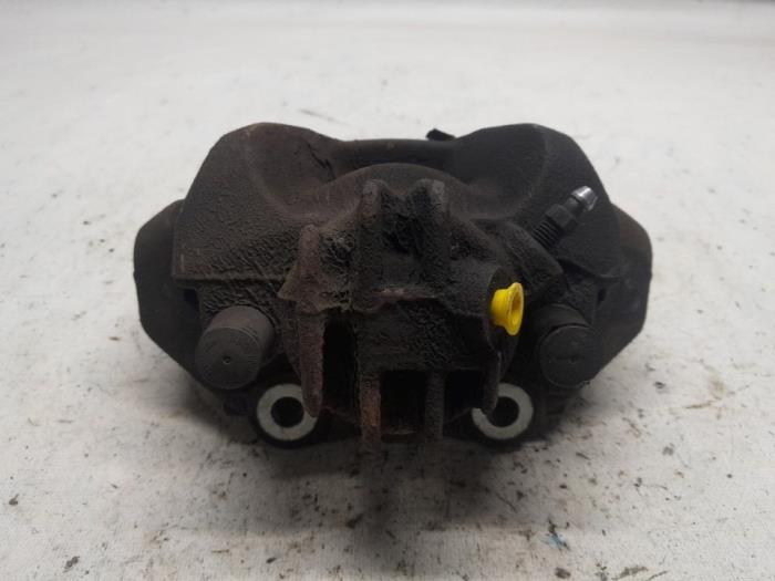 Remklauw (Tang) rechts-voor van een Citroën C4 Berline (NC) 1.6 16V VTi 2011