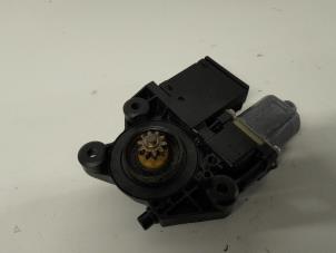 Gebruikte Motor electrisch raam Renault Grand Scénic III (JZ) 1.4 16V TCe 130 Prijs € 36,75 Margeregeling aangeboden door Reclycar De Boer BV