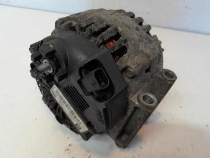 Dynamo van een Opel Corsa D 1.3 CDTi 16V ecoFLEX 2012